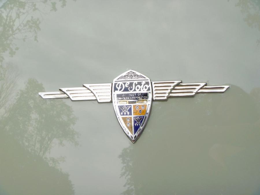 Логотип DeSoto S2 Airflow Coupe 1936 года  (фото 7 из 19)